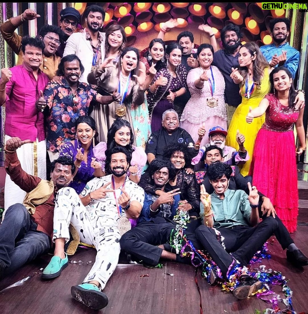 Roshini Haripriyan Instagram - What a wonderful journey ♥️♥️♥️ Learned a lot of things with this beautiful family. Earned amazing friendships in this set. Will definitely miss each and everyone ♥️🥰 Thank you for this wonderful opportunity @ravoofa.h.k ma’am and @parthiv.mani sir @mediamasons . 🤍🤍🤍 #cookwithcomali3 #roshni #roshniharipriyan