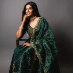 Roshini Haripriyan Instagram - kiliye kiliye 🦜🦜 Outfit : @sameenasofficial Makeup : @anushyaa_mua Hair : @nisha_bridalhairstylist Jewellery: @rimliboutique Photography : @shotsbyyoga #roshniharipriyan #roshni #cookwithcomali #cookwithcomali3 #instagram