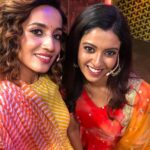 Roshini Haripriyan Instagram – One of the memorable day in CWC ♥️ three roses forever 😘😘😘
Had full on funnn with @iammanimegalai 🤍🤍🤍
thank you @padmapriya_raghavan girl 😘 for being there and making it more memorable. 
#latepost

@kuraishi_the_entertainer 
@shrutika_arjun 
 @vidyuraman 
#roshiniharipriyan #cookwithcomali3
#roshni