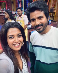 Roshini Haripriyan Instagram - Truly a remarkable day it was. Got to meet one of my fav inspiration @sivakarthikeyan sir 🤍 @priyankaamohanofficial such a down to earth person you are ♥️ And 😘😘 to the happy faces . @sakthii___ @shrutika_arjun @darshan_offl @vidyuraman @abhirami_official @bharathkrajeshofficial @kuraishi_the_entertainer @rakshan_vj @actormuthukumar Outfit @labelswarupa Jewlery @original_narayanapearls #roshniharipriyan #roshni #cookwithcomali3