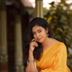 Roshini Haripriyan Instagram - அந்த வெள்ளி நிலா வந்து வந்து தேடுதே.. Photography @navin.appu Stylist @paviiiee_08 Blouse @lopa_tailoring_and_embroidery MUA @abhirami_mua Hairstyle @_shalini_mua_ Location courtesy @marutham.village.resort #roshniharipriyan Marutham Village Resort
