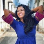 Roshini Haripriyan Instagram - காற்றிலே ஆடும் காகிதம் நான்… 🤍 #roshniharipriyan #roshni