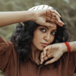 Roshini Haripriyan Instagram – “Lost in the warmth of hazel hues 🍂✨
📷 @snipershotphotography 

Stylist @anand.aries

 #BrownBeauty #HazyDays
#instagood #retro #roshniharipriyan