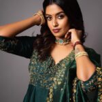 Roshini Haripriyan Instagram - Showcasing @sameenasofficial ‘s forest green asymmetric kurta that features a hand embroidered yoke with dainty floral tendrils. A pair of matching cigar pants and an intricately detailed silk organza dupatta makes this silhouette one that transcends trends and time.This ensemble is perfect for a mehendi or haldi event. Outfit : @sameenasofficial Makeup : @anushyaa_mua Hair : @nisha_bridalhairstylist Jewellery: @rimliboutique Photography : @shotsbyydv #roshniharipriyan #roshni #cookwithcomali #cookwithcomali3 #instagram Chennai, India