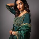 Roshini Haripriyan Instagram - Showcasing @sameenasofficial ‘s forest green asymmetric kurta that features a hand embroidered yoke with dainty floral tendrils. A pair of matching cigar pants and an intricately detailed silk organza dupatta makes this silhouette one that transcends trends and time.This ensemble is perfect for a mehendi or haldi event. Outfit : @sameenasofficial Makeup : @anushyaa_mua Hair : @nisha_bridalhairstylist Jewellery: @rimliboutique Photography : @shotsbyydv #roshniharipriyan #roshni #cookwithcomali #cookwithcomali3 #instagram Chennai, India