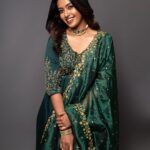 Roshini Haripriyan Instagram - Showcasing @sameenasofficial ‘s forest green asymmetric kurta that features a hand embroidered yoke with dainty floral tendrils. A pair of matching cigar pants and an intricately detailed silk organza dupatta makes this silhouette one that transcends trends and time.This ensemble is perfect for a mehendi or haldi event. Outfit : @sameenasofficial Makeup : @anushyaa_mua Hair : @nisha_bridalhairstylist Jewellery: @rimliboutique Photography : @shotsbyydv #roshniharipriyan #roshni #cookwithcomali #cookwithcomali3 #instagram Chennai, India