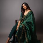 Roshini Haripriyan Instagram - Showcasing @sameenasofficial ‘s forest green asymmetric kurta that features a hand embroidered yoke with dainty floral tendrils. A pair of matching cigar pants and an intricately detailed silk organza dupatta makes this silhouette one that transcends trends and time.This ensemble is perfect for a mehendi or haldi event. Outfit : @sameenasofficial Makeup : @anushyaa_mua Hair : @nisha_bridalhairstylist Jewellery: @rimliboutique Photography : @shotsbyydv #roshniharipriyan #roshni #cookwithcomali #cookwithcomali3 #instagram Chennai, India