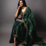 Roshini Haripriyan Instagram - Showcasing @sameenasofficial ‘s forest green asymmetric kurta that features a hand embroidered yoke with dainty floral tendrils. A pair of matching cigar pants and an intricately detailed silk organza dupatta makes this silhouette one that transcends trends and time.This ensemble is perfect for a mehendi or haldi event. Outfit : @sameenasofficial Makeup : @anushyaa_mua Hair : @nisha_bridalhairstylist Jewellery: @rimliboutique Photography : @shotsbyydv #roshniharipriyan #roshni #cookwithcomali #cookwithcomali3 #instagram Chennai, India