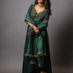 Roshini Haripriyan Instagram - Showcasing @sameenasofficial ‘s forest green asymmetric kurta that features a hand embroidered yoke with dainty floral tendrils. A pair of matching cigar pants and an intricately detailed silk organza dupatta makes this silhouette one that transcends trends and time.This ensemble is perfect for a mehendi or haldi event. Outfit : @sameenasofficial Makeup : @anushyaa_mua Hair : @nisha_bridalhairstylist Jewellery: @rimliboutique Photography : @shotsbyydv #roshniharipriyan #roshni #cookwithcomali #cookwithcomali3 #instagram Chennai, India
