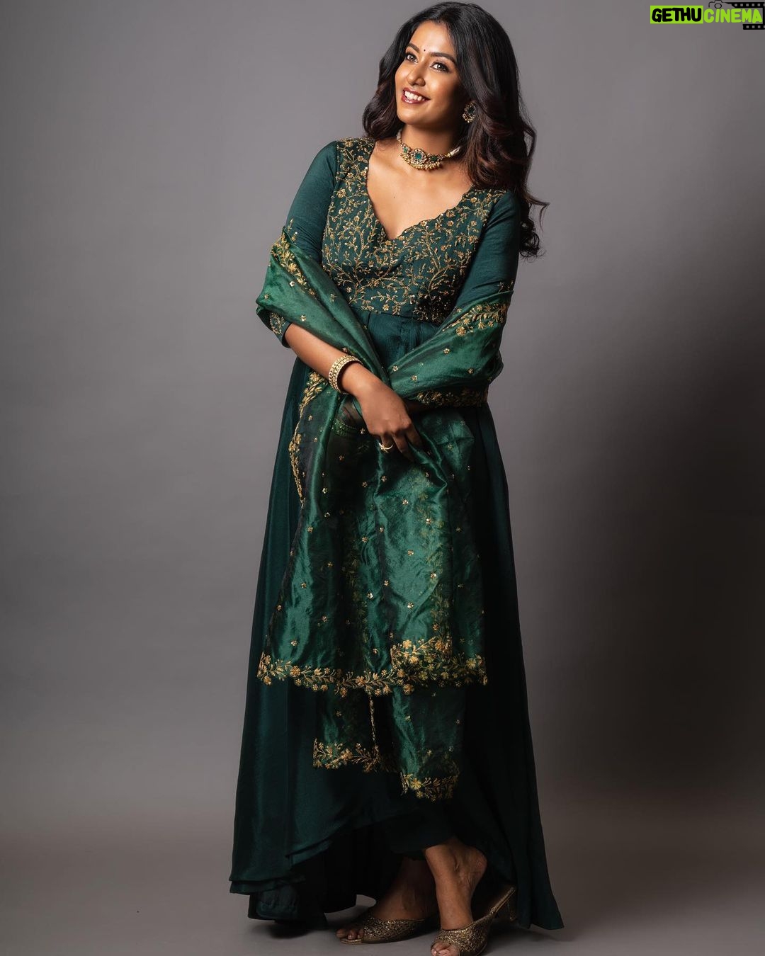 Roshini Haripriyan Instagram - Showcasing @sameenasofficial ‘s forest green asymmetric kurta that features a hand embroidered yoke with dainty floral tendrils. A pair of matching cigar pants and an intricately detailed silk organza dupatta makes this silhouette one that transcends trends and time.This ensemble is perfect for a mehendi or haldi event. Outfit : @sameenasofficial Makeup : @anushyaa_mua Hair : @nisha_bridalhairstylist Jewellery: @rimliboutique Photography : @shotsbyydv #roshniharipriyan #roshni #cookwithcomali #cookwithcomali3 #instagram Chennai, India