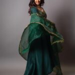Roshini Haripriyan Instagram - Showcasing @sameenasofficial ‘s forest green asymmetric kurta that features a hand embroidered yoke with dainty floral tendrils. A pair of matching cigar pants and an intricately detailed silk organza dupatta makes this silhouette one that transcends trends and time.This ensemble is perfect for a mehendi or haldi event. Outfit : @sameenasofficial Makeup : @anushyaa_mua Hair : @nisha_bridalhairstylist Jewellery: @rimliboutique Photography : @shotsbyydv #roshniharipriyan #roshni #cookwithcomali #cookwithcomali3 #instagram Chennai, India