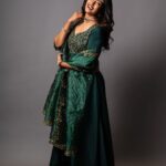 Roshini Haripriyan Instagram - Showcasing @sameenasofficial ‘s forest green asymmetric kurta that features a hand embroidered yoke with dainty floral tendrils. A pair of matching cigar pants and an intricately detailed silk organza dupatta makes this silhouette one that transcends trends and time.This ensemble is perfect for a mehendi or haldi event. Outfit : @sameenasofficial Makeup : @anushyaa_mua Hair : @nisha_bridalhairstylist Jewellery: @rimliboutique Photography : @shotsbyydv #roshniharipriyan #roshni #cookwithcomali #cookwithcomali3 #instagram Chennai, India