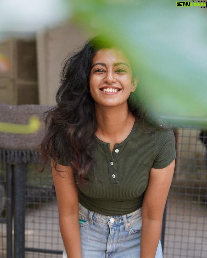 Roshini Haripriyan Instagram - A smile is the universal language of kindness, a silent expression that speaks volumes. #staykind #roshniharipriyan