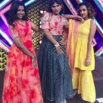 Roshini Haripriyan Instagram – One of the memorable day in CWC ♥️ three roses forever 😘😘😘
Had full on funnn with @iammanimegalai 🤍🤍🤍
thank you @padmapriya_raghavan girl 😘 for being there and making it more memorable. 
#latepost

@kuraishi_the_entertainer 
@shrutika_arjun 
 @vidyuraman 
#roshiniharipriyan #cookwithcomali3
#roshni