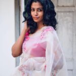 Roshini Haripriyan Instagram - May the festival of lights brighten your life and bring you moments of joy. Happy Diwali all ♥️♥️ #diwali #roshniharipriyan #saree Chennai, India