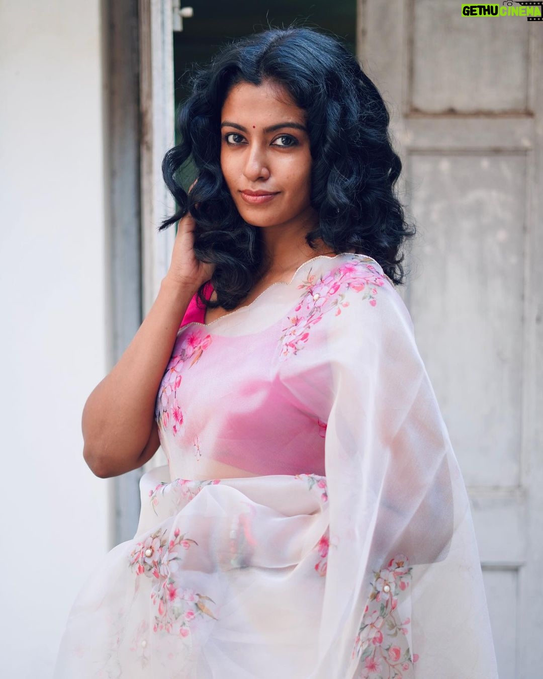Actress Roshini Haripriyan HD Instagram Photos and Wallpapers November ...