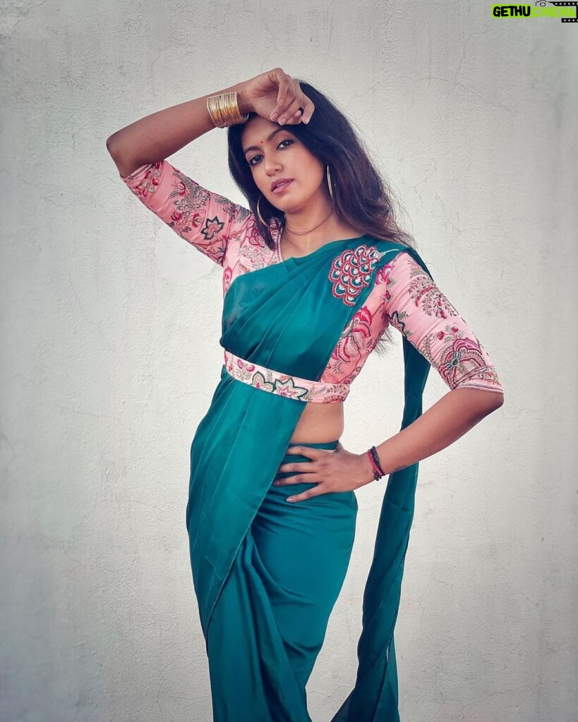 Roshini Haripriyan Instagram - serenity ♥️ Gorgeous outfit @aroaha_designstudio #cookwithcomali #cookwithcomali3 #roshni #roshniharipriyan Chennai, India