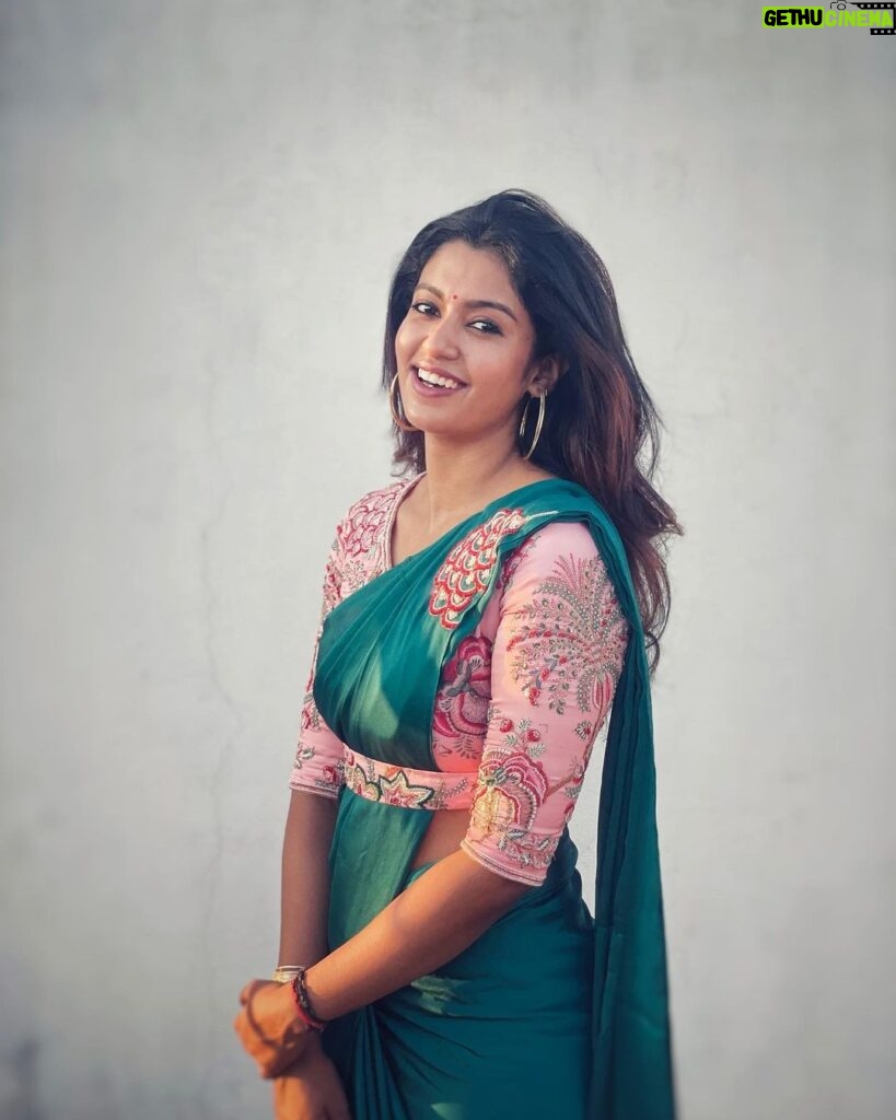 Roshini Haripriyan Instagram - serenity ♥️ Gorgeous outfit @aroaha_designstudio #cookwithcomali #cookwithcomali3 #roshni #roshniharipriyan Chennai, India