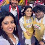Roshini Haripriyan Instagram - Truly a remarkable day it was. Got to meet one of my fav inspiration @sivakarthikeyan sir 🤍 @priyankaamohanofficial such a down to earth person you are ♥️ And 😘😘 to the happy faces . @sakthii___ @shrutika_arjun @darshan_offl @vidyuraman @abhirami_official @bharathkrajeshofficial @kuraishi_the_entertainer @rakshan_vj @actormuthukumar Outfit @labelswarupa Jewlery @original_narayanapearls #roshniharipriyan #roshni #cookwithcomali3