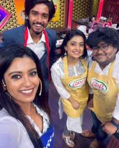 Roshini Haripriyan Instagram - Truly a remarkable day it was. Got to meet one of my fav inspiration @sivakarthikeyan sir 🤍 @priyankaamohanofficial such a down to earth person you are ♥️ And 😘😘 to the happy faces . @sakthii___ @shrutika_arjun @darshan_offl @vidyuraman @abhirami_official @bharathkrajeshofficial @kuraishi_the_entertainer @rakshan_vj @actormuthukumar Outfit @labelswarupa Jewlery @original_narayanapearls #roshniharipriyan #roshni #cookwithcomali3