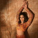 Roshini Haripriyan Instagram - A pop of orange 🧡 styled by: @ishwaryaalaguvel outfit: @tnt_designstudio photographer: @murlee_photography makeup: @glittersbytabbu hairdo: @looks_abi_create jewellery: @fineshinejewels Photography team @vignesh_venkadesan @prathiwilliams89 studio space: @istills_studio