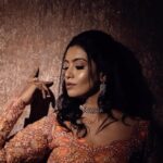 Roshini Haripriyan Instagram - A pop of orange 🧡 styled by: @ishwaryaalaguvel outfit: @tnt_designstudio photographer: @murlee_photography makeup: @glittersbytabbu hairdo: @looks_abi_create jewellery: @fineshinejewels Photography team @vignesh_venkadesan @prathiwilliams89 studio space: @istills_studio