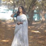 Roshini Haripriyan Instagram - நிலா 🤍 Beautiful saree from @sarina.theboutique photography @raghul_raghupathy Cinimatography @sinty_boy Mua @abhirami_mua Hairdo @vichuhairstylist Blouse @usabridalstudio #cookwithcomali #cookwithcomali3 #roshniharipriyan #roshni #sareelove Chennai, India