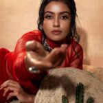 Roshini Haripriyan Instagram - Like a blazing ember, red whispers tales of ardor, courage, and the pulsating rhythm of life’s vibrant journey. ♥️ Photographer @photosbymandee Mua @noormakeup_mehndi Stying @joshua_maxwel1 Jewelry @jewelhub_chennai Makeup assist @jeni_mehandi_7 Photography Team @bharathi_saminathan @views.of.vasanth @manikanda.e #happynewyear #roshniharipriyan