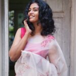 Roshini Haripriyan Instagram - May the festival of lights brighten your life and bring you moments of joy. Happy Diwali all ♥️♥️ #diwali #roshniharipriyan #saree Chennai, India