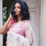 Roshini Haripriyan Instagram - May the festival of lights brighten your life and bring you moments of joy. Happy Diwali all ♥️♥️ #diwali #roshniharipriyan #saree Chennai, India