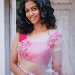 Roshini Haripriyan Instagram - May the festival of lights brighten your life and bring you moments of joy. Happy Diwali all ♥️♥️ #diwali #roshniharipriyan #saree Chennai, India