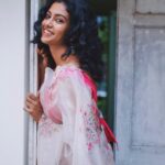 Roshini Haripriyan Instagram - May the festival of lights brighten your life and bring you moments of joy. Happy Diwali all ♥️♥️ #diwali #roshniharipriyan #saree Chennai, India