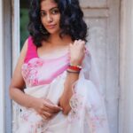 Roshini Haripriyan Instagram - May the festival of lights brighten your life and bring you moments of joy. Happy Diwali all ♥️♥️ #diwali #roshniharipriyan #saree Chennai, India