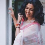 Roshini Haripriyan Instagram - May the festival of lights brighten your life and bring you moments of joy. Happy Diwali all ♥️♥️ #diwali #roshniharipriyan #saree Chennai, India