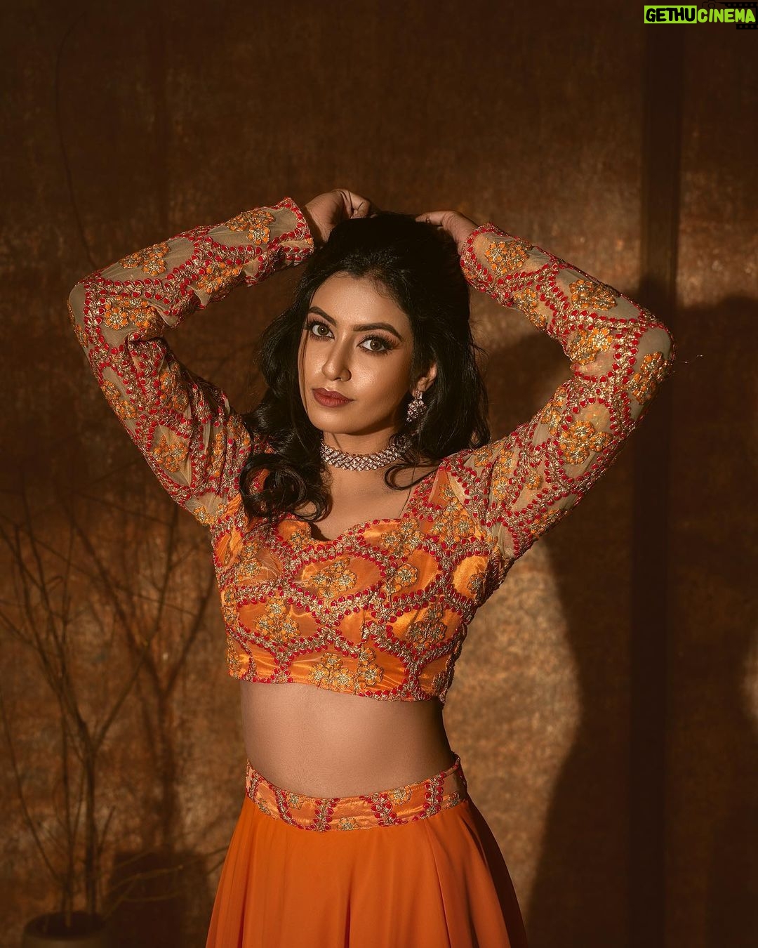 Roshini Haripriyan Instagram - A pop of orange 🧡 styled by: @ishwaryaalaguvel outfit: @tnt_designstudio photographer: @murlee_photography makeup: @glittersbytabbu hairdo: @looks_abi_create jewellery: @fineshinejewels Photography team @vignesh_venkadesan @prathiwilliams89 studio space: @istills_studio