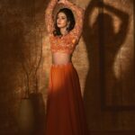 Roshini Haripriyan Instagram - A pop of orange 🧡 styled by: @ishwaryaalaguvel outfit: @tnt_designstudio photographer: @murlee_photography makeup: @glittersbytabbu hairdo: @looks_abi_create jewellery: @fineshinejewels Photography team @vignesh_venkadesan @prathiwilliams89 studio space: @istills_studio