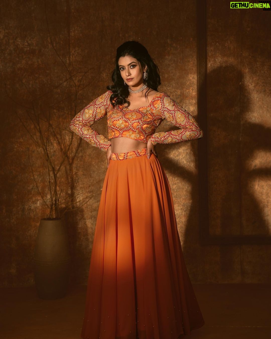 Roshini Haripriyan Instagram - A pop of orange 🧡 styled by: @ishwaryaalaguvel outfit: @tnt_designstudio photographer: @murlee_photography makeup: @glittersbytabbu hairdo: @looks_abi_create jewellery: @fineshinejewels Photography team @vignesh_venkadesan @prathiwilliams89 studio space: @istills_studio