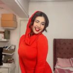 Roshni Walia Instagram - I had other videos with a cleaner background 🤪 But I loved how happy I was in this one Merry Christmas you guys I love you all ❤️ . . . . . . #roshniwalia #explore #snowman #merrychristmas #holidays #red #grwm 🔚