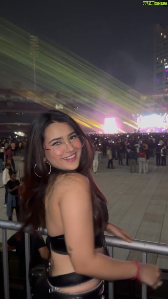 Roshni Walia Instagram - The only video I have of me enjoying the concert Guys it was sooooo hottttttt 🥲 . . . . #50cents #mumbai #india #explore #foryou #instagram #trending #indaclub #finallaptour #roshniwalia #concert #rap #hiphop 🔚