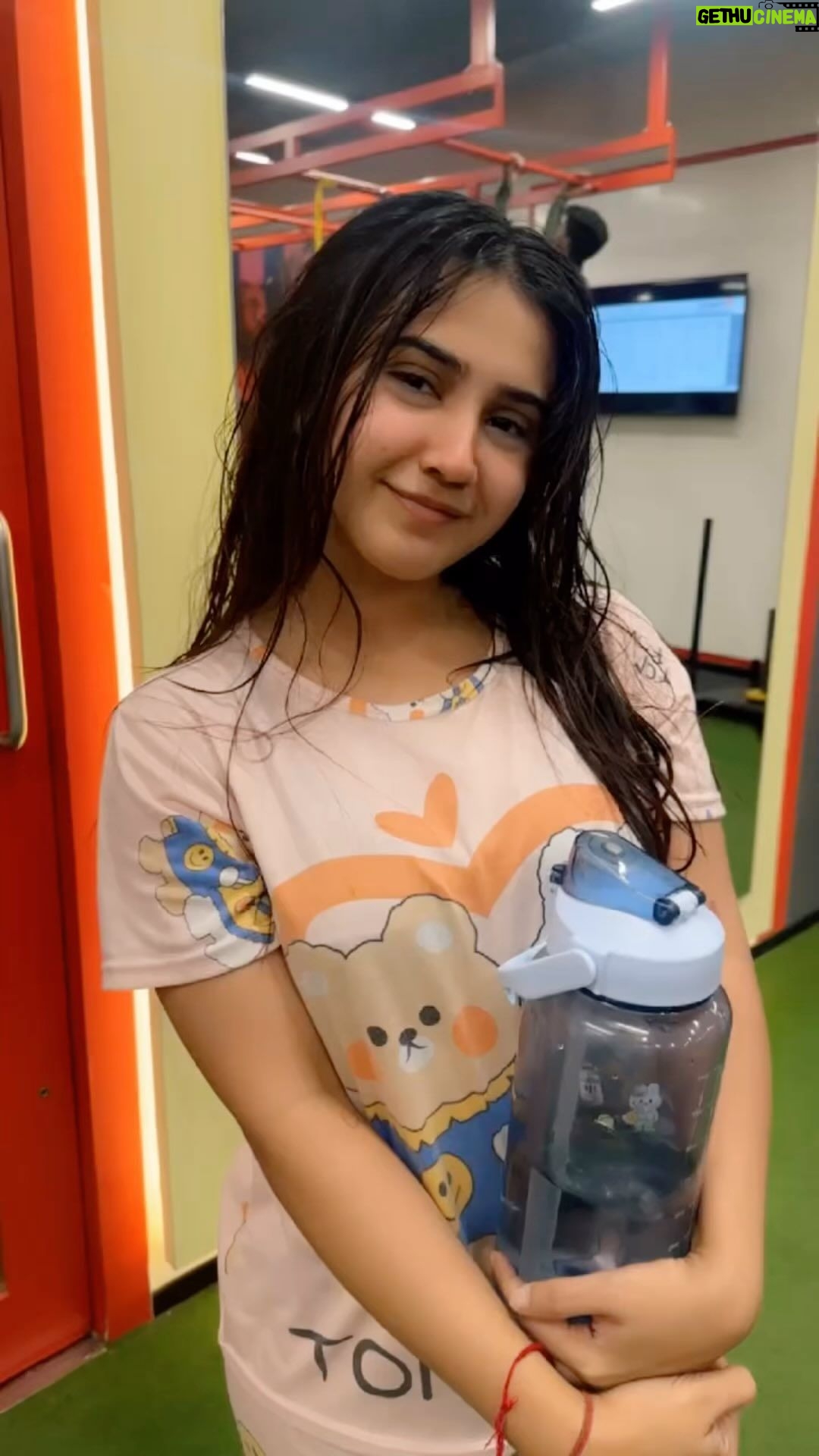 Roshni Walia Instagram - Just joking 🤪 raat ko 11:30 ye video banayi after my workout and a very good steam sesh 🥹 . . . . #gym #funny #workout #nightsuit #roshniwalia #trending #explore #steambath 🔚