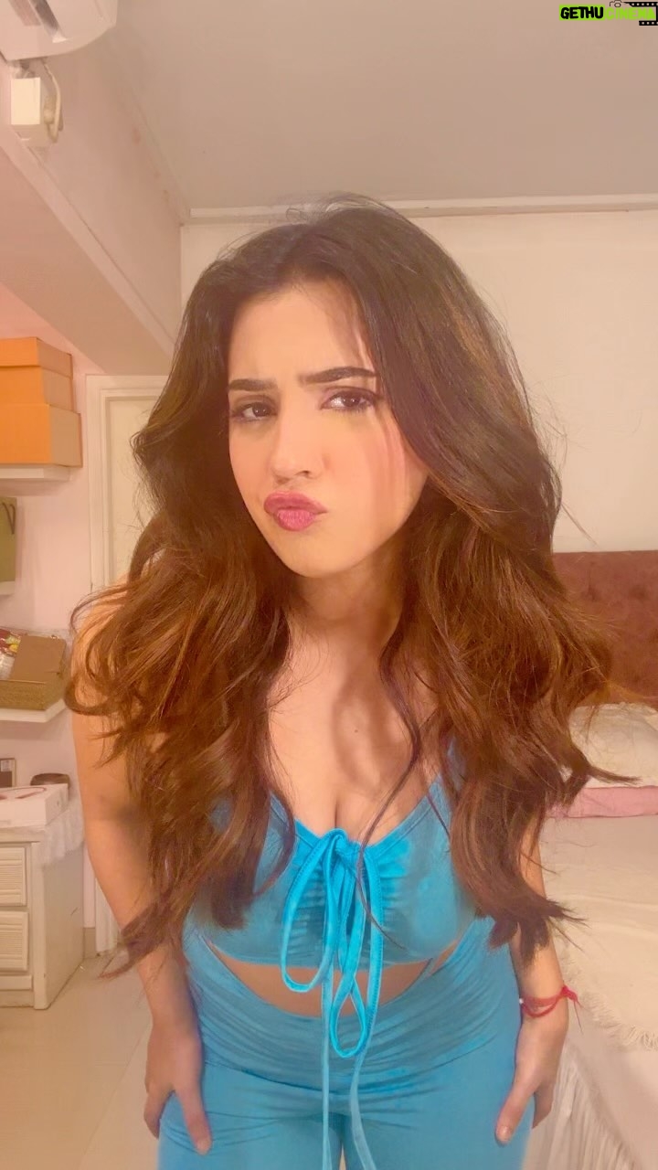 Roshni Walia Instagram - Obsessed with @diljitdosanjh songs and myself 🤪 . . . . . #kinnikinni #roshniwalia #trending #explore #diljitdosanjh #punjabi 🔚