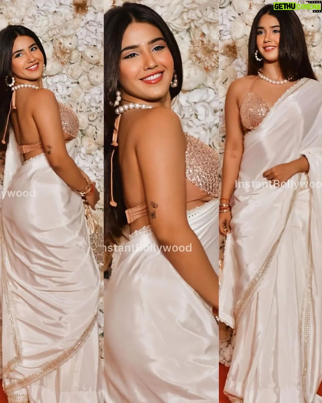 Roshni Walia Instagram - Diwali 2023 Blessed ❤️ . . . . . #roshniwalia #diwali #tseries #aboutlastnight 🔚