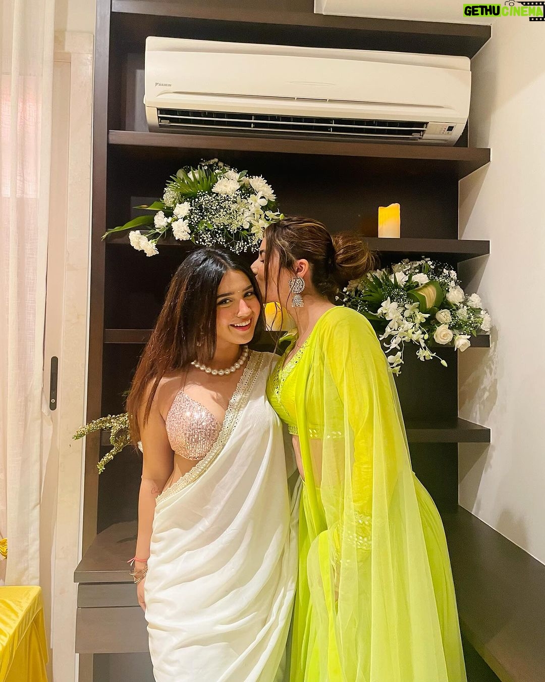 Roshni Walia Instagram - Diwali 2023 Blessed ❤️ . . . . . #roshniwalia #diwali #tseries #aboutlastnight 🔚