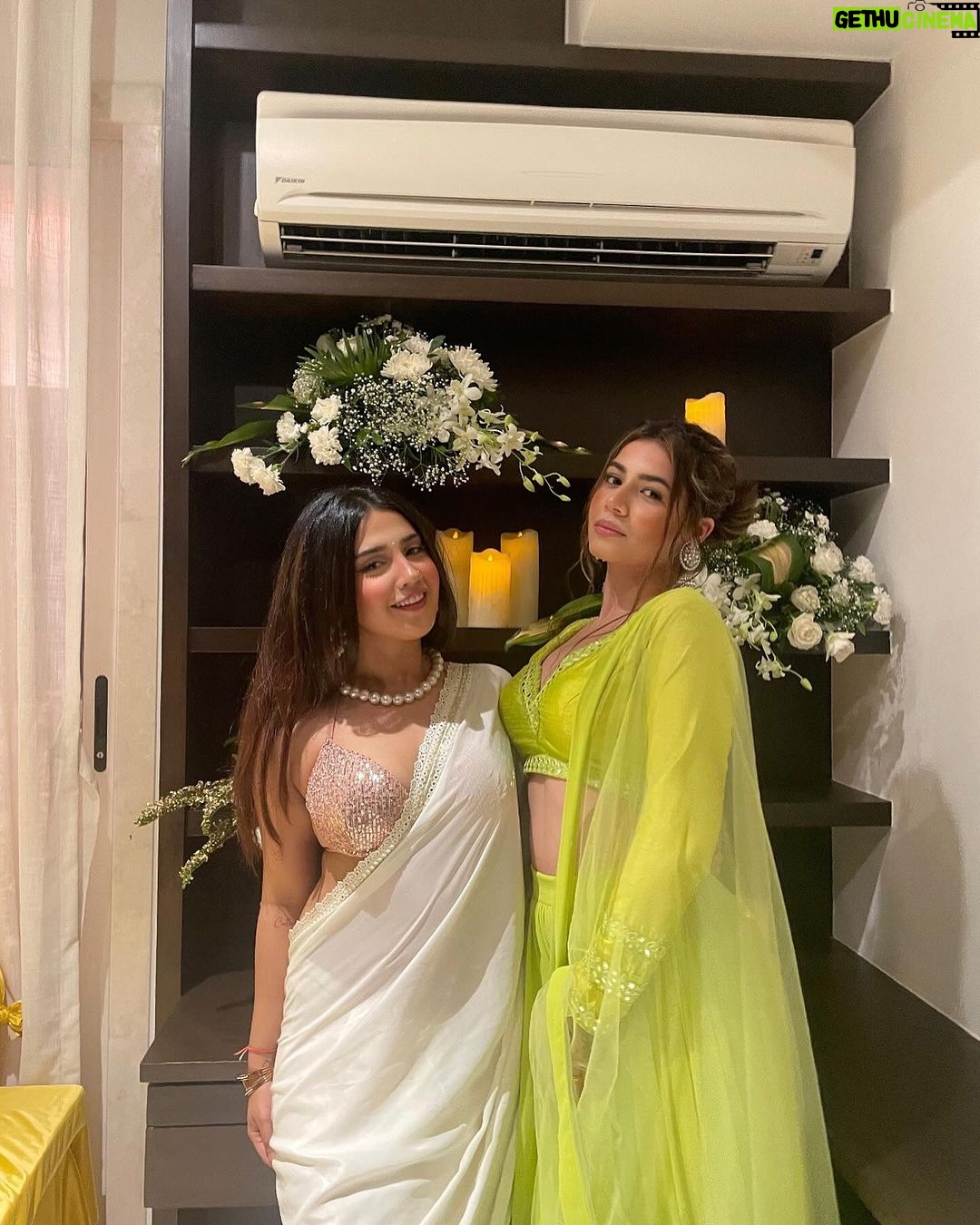 Roshni Walia Instagram - Diwali 2023 Blessed ❤️ . . . . . #roshniwalia #diwali #tseries #aboutlastnight 🔚