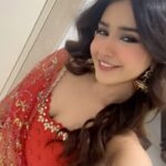 Roshni Walia Instagram - 9 seconds mein 2 sawaal!!! . . . . . #diwalia #look #grwm #roshniwalia #explore #trending 🔚