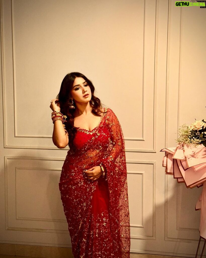 Roshni Walia Instagram - 🪔 . . . Saree - @sweetywalia11 Blouse - @the_adhya_designer . . #diwali #party #festive #aboutlastnight 🔚 India