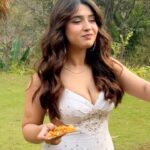 Roshni Walia Instagram - Pizza and Nature 🍕🌸 . . . . #reels #roshniwalia #cute #nature #pizza #vacationhome #garden #explore #trending #foryou 🌺🔚