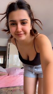 Roshni Walia Instagram - Cleaning is THERAPY 🧹 . . . . #explore #foryou #roshniwalia #cute #girl #housekeeping #trending #cleaning #therapy 🔚