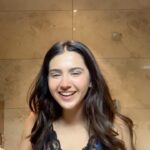 Roshni Walia Instagram - Punjabi me everyday while watching my face 🤪 Ps - I have never used any cleansing balm or any sort of makeup remover since day 1 it’s been baby oil . . . . #skinfare #punjabi #dance #chill #cute #funny #explore #foryou #roshniwalia 🔚
