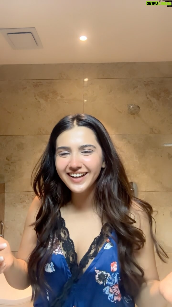 Roshni Walia Instagram - Punjabi me everyday while watching my face 🤪 Ps - I have never used any cleansing balm or any sort of makeup remover since day 1 it’s been baby oil . . . . #skinfare #punjabi #dance #chill #cute #funny #explore #foryou #roshniwalia 🔚